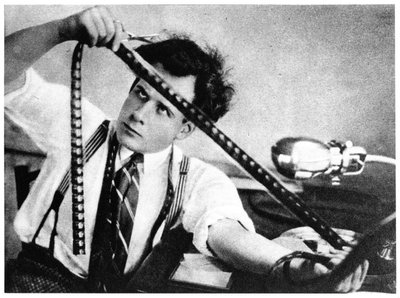 Sergei Eisenstein (1898-1948) editando la película Octubre, 1928, de Serge Eisenstein, Reflexiones de un cineasta, publicado en Moscú, 1958 de Russian Photographer
